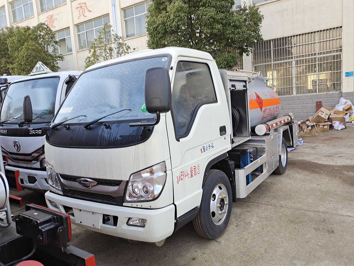 成龍威福田小卡藍(lán)牌油罐車(chē)